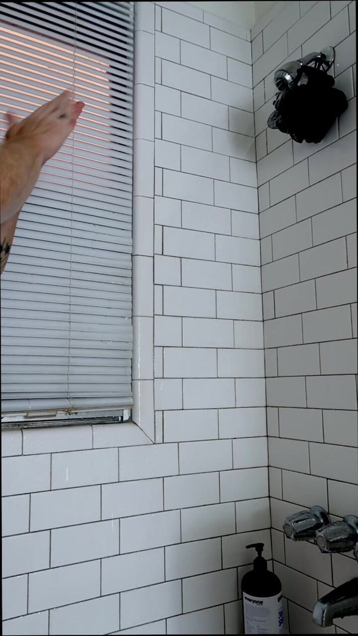 Stevie Trixx: Muscle Ftm s’éjacule et se masturbe sous la douche