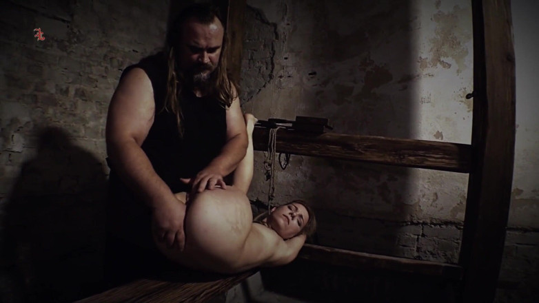 Inquisition and prison world: İşkence Tezgahı - Sarışın Cadı Kız Alice Germe Tezgahında İşkence Görüyor