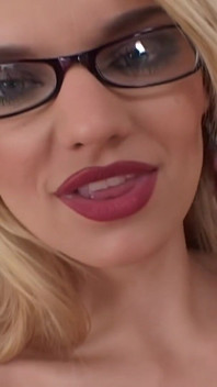 Onverzadigbare blonde milf diep in keel in spermakoorts