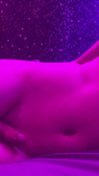Il femboy se ne sborra un po' scopando con il dildo