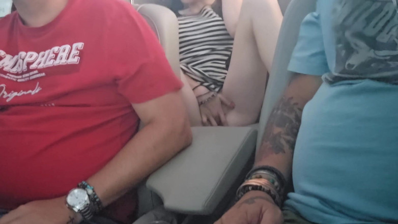 Sparowdox: ホットな青い目のブロンドのディルドがコンバーチブルの後部座席でセックス