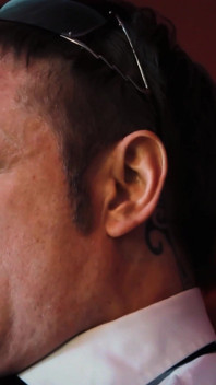 Vedeta tatuată Holly D călărește un Monstru Dong