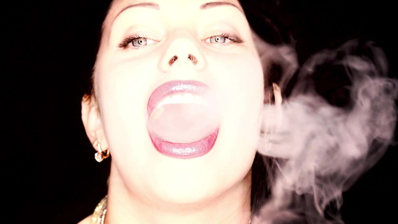 Goddess Misha Goldy: Fumo il narghilè e il rossetto lucido fetish &amp; puzzolente &amp; provocante...