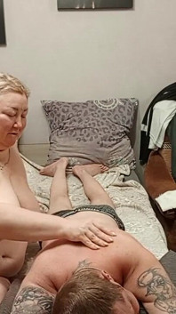 Ibu tiri Memberikan Urutan dan Blowjob Dengan Menelan Air Mani