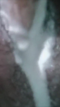 Sexy Filipijnse milf speelt met twee dildo's, kreunen en eet haar romig
