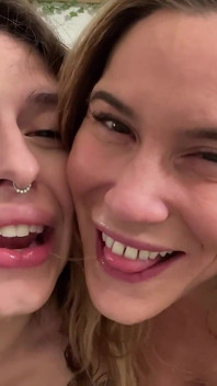 MILF a Já Líbání! Spitty Drooly Slooly Sloppy Big Titty Lesbičky Kiss - Chloe Kreams, Aderes Quin