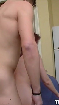 Sexy milf si fa scopare intensamente da un giovane cazzo
