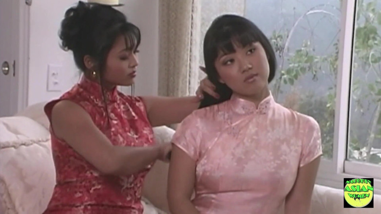 Naughty Asian Women: Azjatycka dziewczyna patrzy z niedowierzaniem, jak otrzymuje dwa duże kutasy...