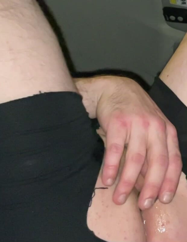 Flirty Athlete: Bakire deliğimi kel ve travesti aldıktan sonra anal oyun