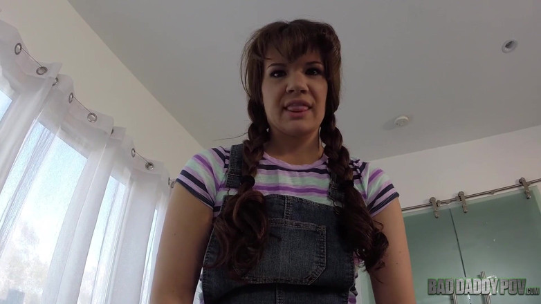 BadStepFamilyPov: Buena chica toma la polla de papá en su chocho...