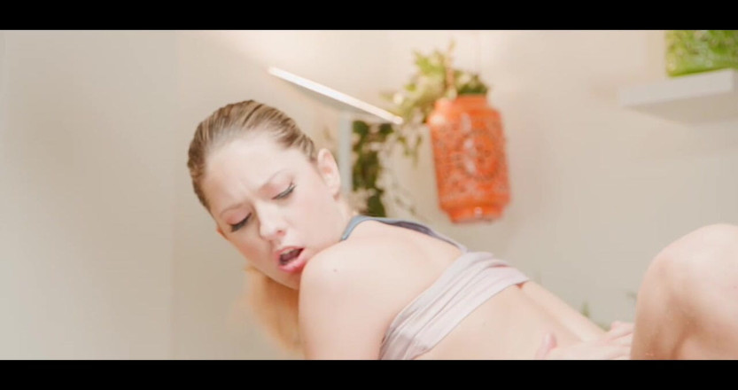 Old & Young: 귀여운 이웃이 엉덩이 섹스를 하기 위해 이웃에게 몰래 가다