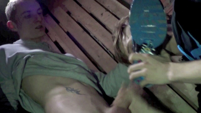 Sneaker gay: Romain spor ayakkabıyla arkadaşını emiyor