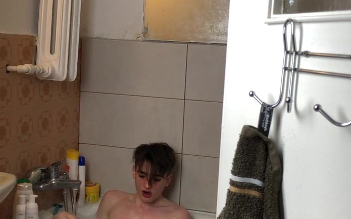 Gunter Meiner: Il ragazzo magro si masturba davanti alla doccia