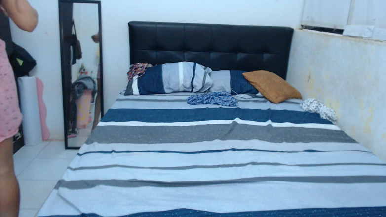 Jsexycouple17: Moja seksowna i piękna dziewica przyrodnia siostra dotyka swojej słodkiej...