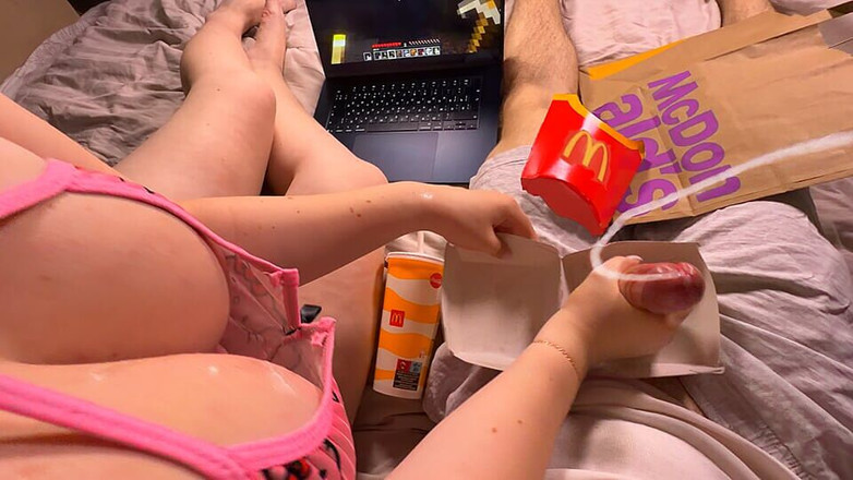 Marshmallow Sweet: マクドナルドのバーガーボックスにサプライズ。オナニーしながら胸に唾を吐く