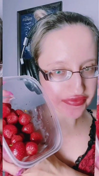 Asmr fragola mangia - asmr, occhiali, gianess, rossetto, grandi labbra, aratri, cibo, Feticcio del viso, unghie lunghe