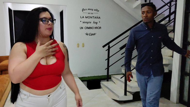 Rioc69: 새로운 하녀를 인터뷰해 달라고 부탁하는 와이프와 거실에서 섹스