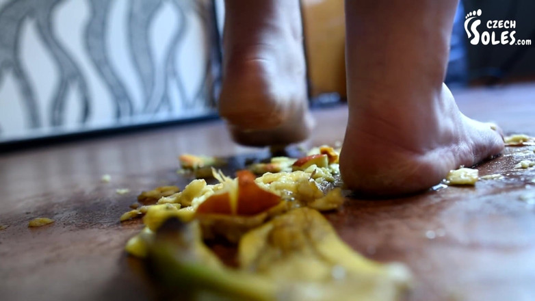 Czech Soles - foot fetish content: Велика дівчина дробить фрукти і тебе своїми величезними ногами