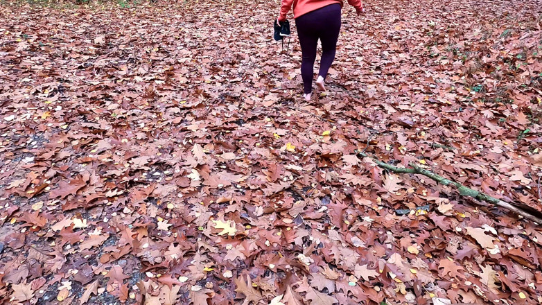 Bouncy Tits Action: Nackt durch den wald gehen, nachdem ihre vagina geklatscht hat