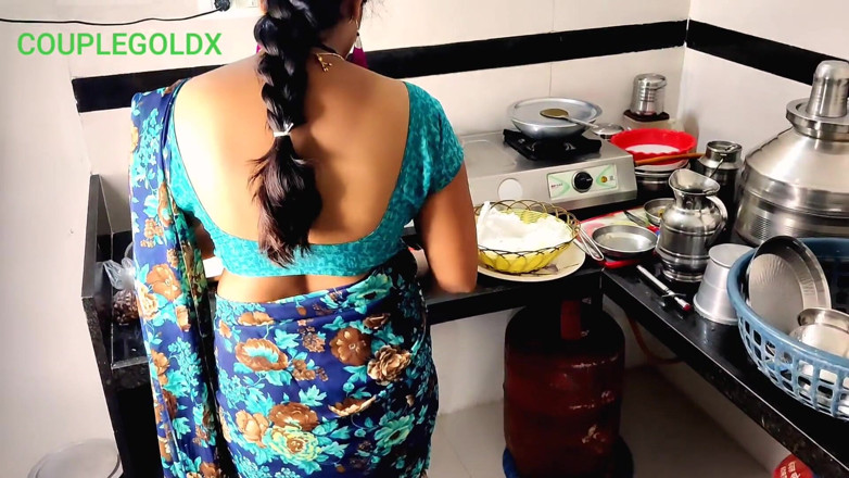 Sexy Komal: Sexo na cozinha: madrasta está sentada para comer comida até...
