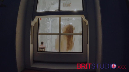 Brit Studio: Sledujete svého souseda ve sprše