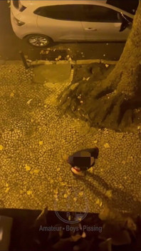 Ragazzo Amatoriale Sorpreso a Pisciare in Strada