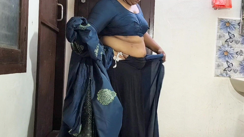 Anne Ipe: Une bhabhi sexy en sari bleu enlève son sari pour...