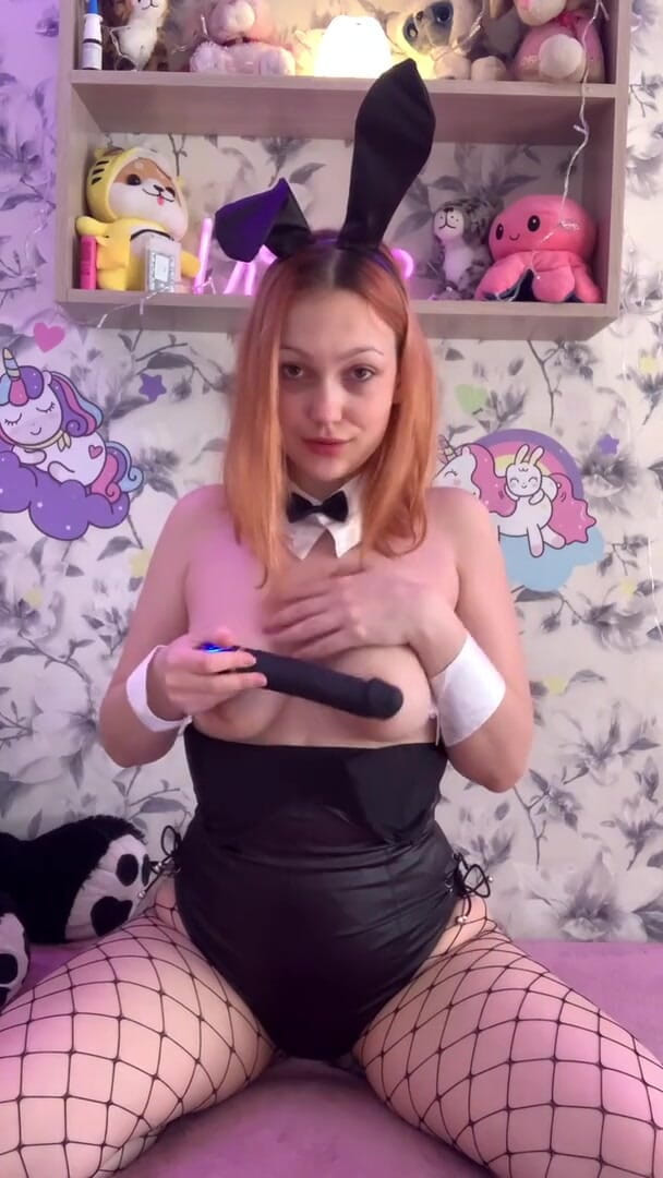 SashaSweet69: Zajíček se hraje s ptákem mezi jejími kozami