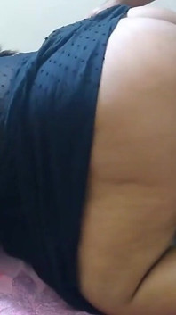 Seksi tombul Müslüman arkadaşlarının erkek arkadaşıyla yalamayı ve sikişmeyi seviyor