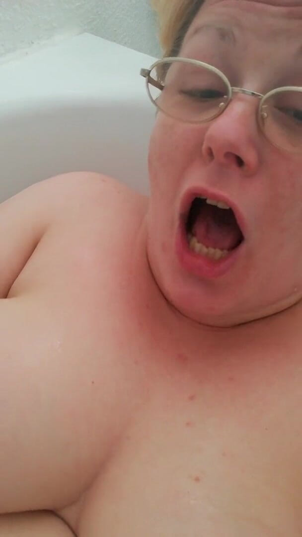 Putarankahotmilf: Masturbarsi segretamente nella vasca da bagno
