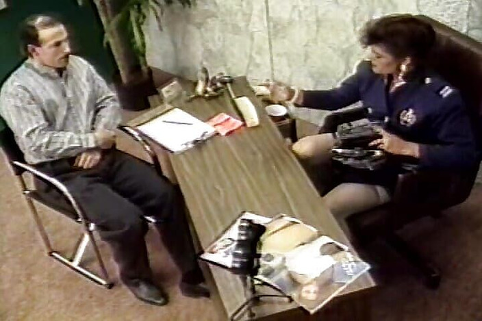 Vintage Life: 警察官が彼女のオフィスのテーブルを叩いていた