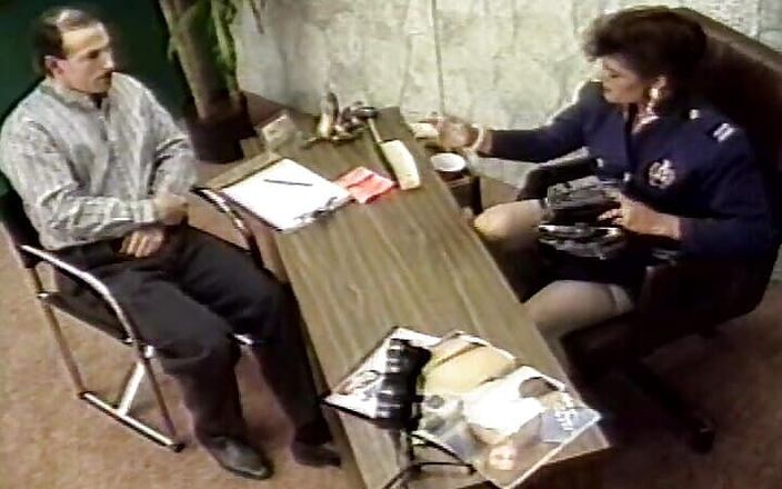 Vintage Life: Une policière se fait baiser sur une table dans son...