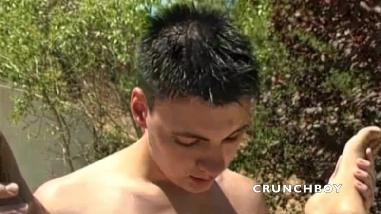 STRAIGHT BOYS CURIOUS FROM PRAHA: Молодий гетеросексуал трахає на відкритому повітрі свого друга-гея