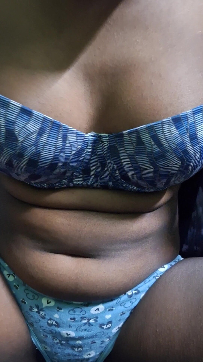 Kristy Mia: Індійська студентка показує цицьки