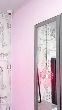Latina seksi melancap pada kamera dengan rambut buruk dan tetek kecil