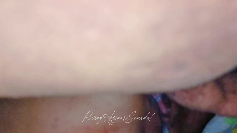 TeenPinayCloseUp: プッシークイーフは彼女を興奮で滴らせる