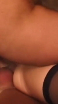 Una donna arrapata viene scopata da due grossi cazzi e poi si fa venire in bocca