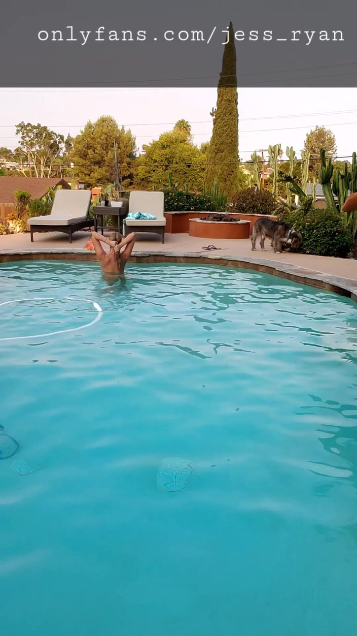 JessRyan: Une MILF mince et rêve se dégouline