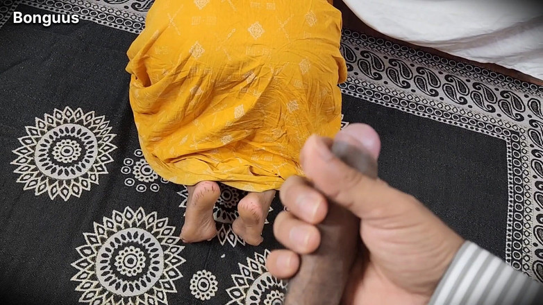 Riya Bonguus: Riya steckte unter dem bett, ich fickte ihre nasse muschi...