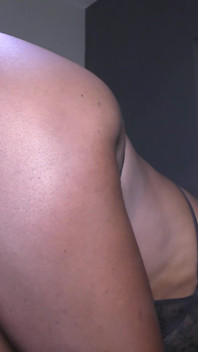 性感的性感内衣黑人女郎以后入式把她的阴户给了一个白人男人