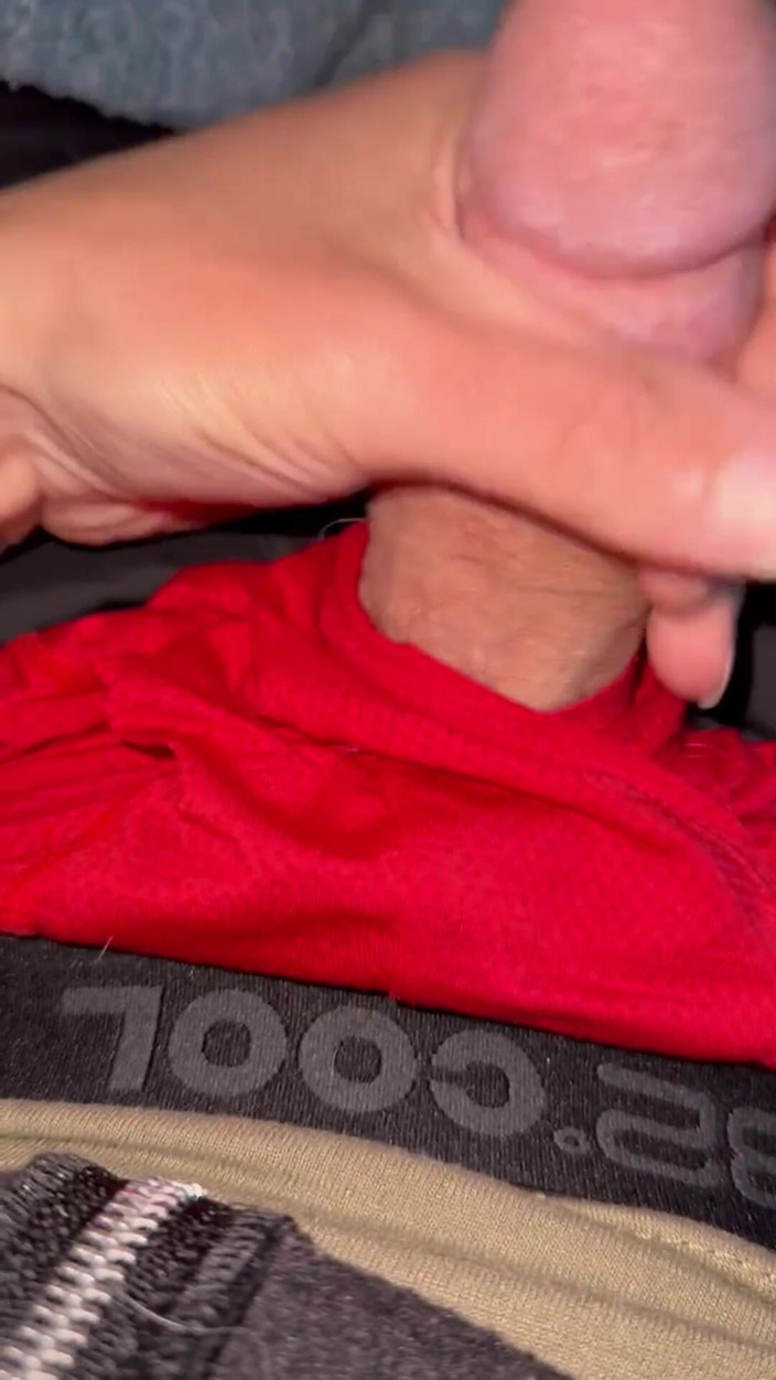 Gay Soldier Stuff: Soldado del ejército masturbándose en uniforme y corriéndose a través...