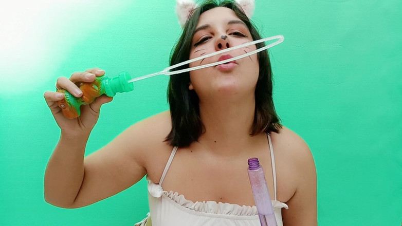 melu_world: Kitty Kat larki tum par saabun ke bulbule ura rahi...