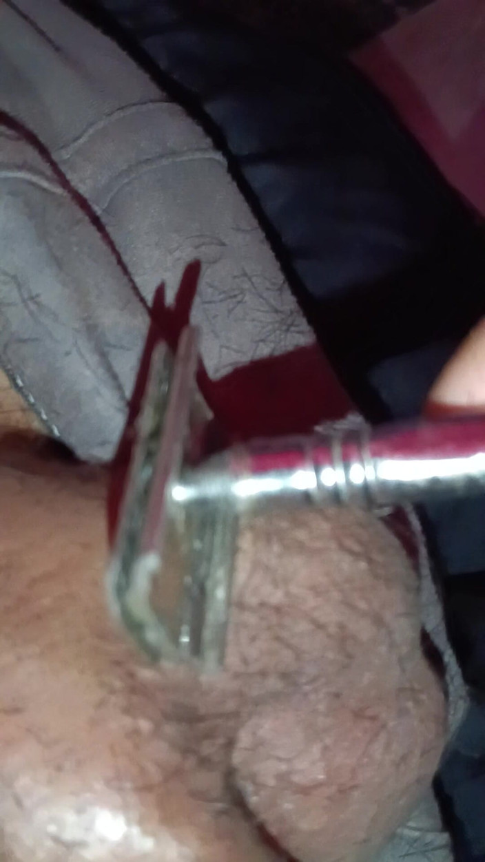 Darling_Shivani: Cậu bé cạo lông một con cu