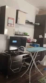 Seksowna brunetka robi nagie prace domowe w domu
