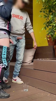 2男孩尝试在玻璃杯里撒尿
