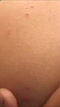 Implorando un dedo en el culo durante una mamada a su marido