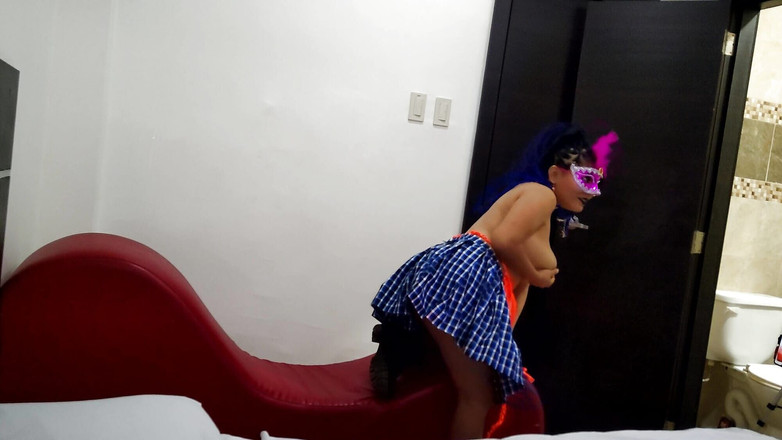 Martin13: 我美丽的继妹在去上课前穿上她的制服！我看到了她美味的奶子