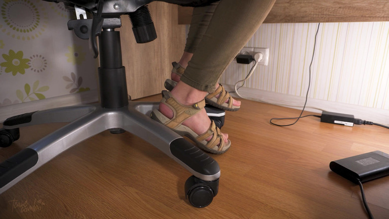 Teasecombo 4K: J'adore ses pieds dans des sandales usés sous la table