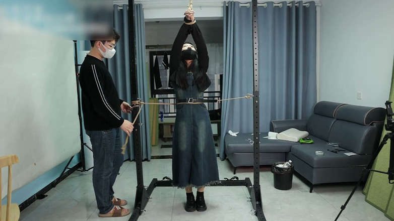 Asian bondage: Kız arkadaşım metal bir standa sabitlenmiş, onu gıdıklıyor
