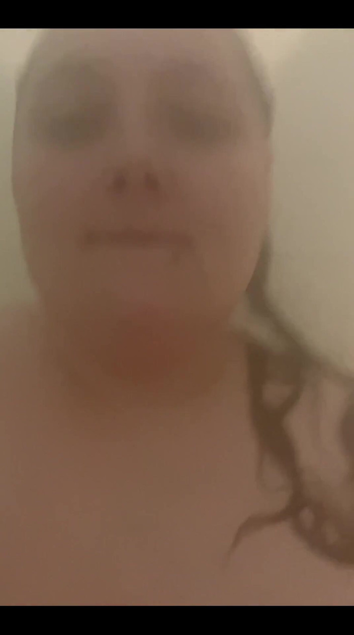 SexyBreedingBbw: खूबसूरत विशालकाय महिला शॉवर में खेलती है